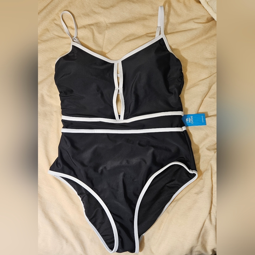 Cupshe Black and White One Piece Swimsuit with Keyhole Cutout